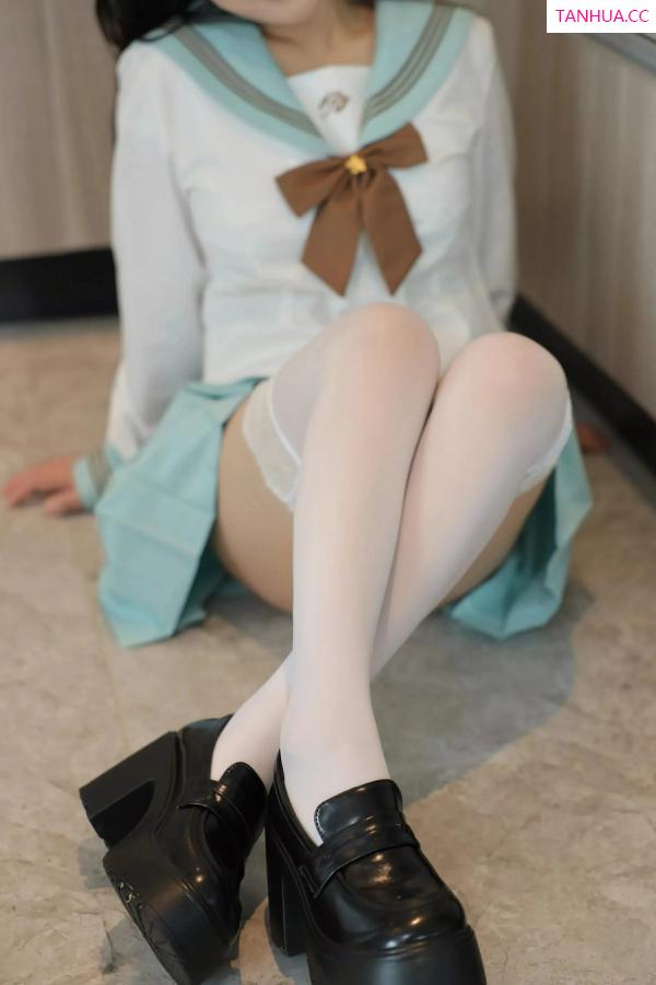   [XiuRen]高清写真图 2025.06.09 No.10379 林嘉馨 JK制服第24张图片